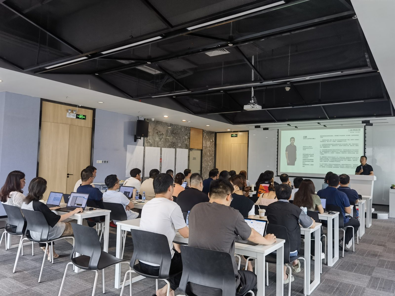 学员上台分享